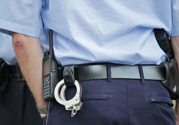 Scandal cu furci și topoare în Sibiu! Doi poliţişti au fost răniţi în timp ce interveneau la fața locului
