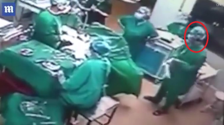 Șocant! Un chirurg a luat la bătaie în timpul operației asistenta care îl ajuta! Ce făcuse femeia - VIDEO