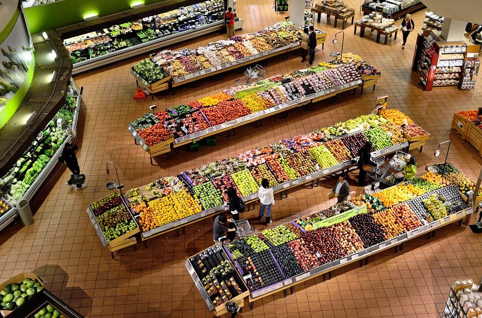 Supermarketurile, obligate să doneze mâncare. Intră în vigoare legea menită să combată risipa alimentară