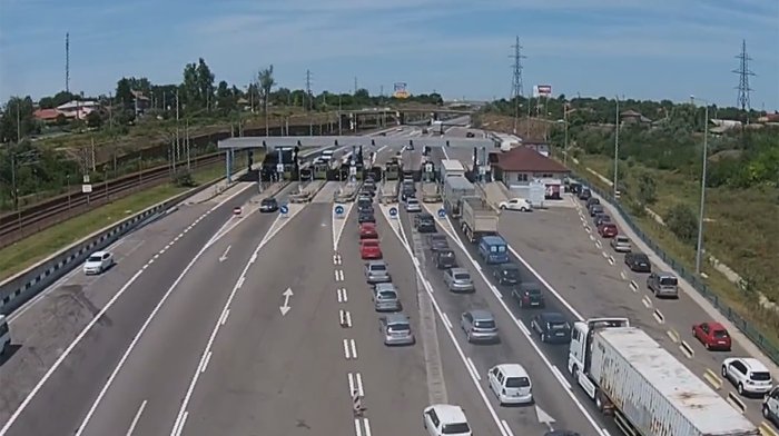 Circulația pe podul Fetești, restricționată pe o singură bandă. Ce a apărut în asfalt (FOTO)
