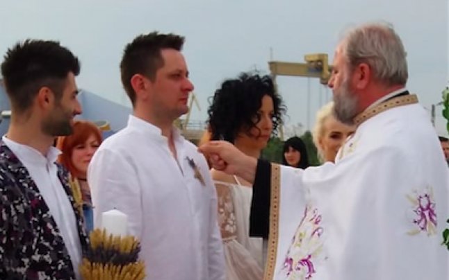 Vedete TV de la noi, cununate de un preot exclus din BOR. Nunta oficiată pe plaja din 2 Mai, nerecunoscută de nicio biserică ortodoxă