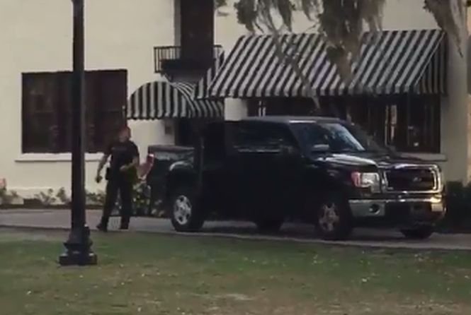 A văzut un polițist care alerga în jurul mașinii. Când și-a dat seama cine îl fugărea pe omul legii, a izbucnit în râs. „Nu se poate așa ceva!” - VIDEO