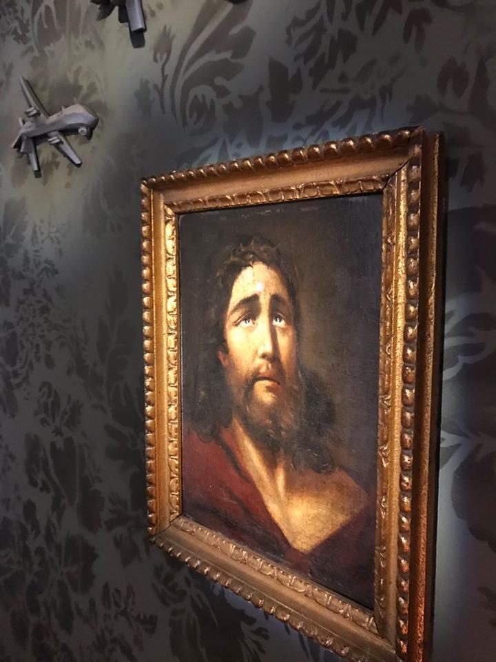 Bătaie cu perne între un soldat israelian şi un militant palestinian. Imagini inedite din hotelul lui Banksy - FOTO 452073