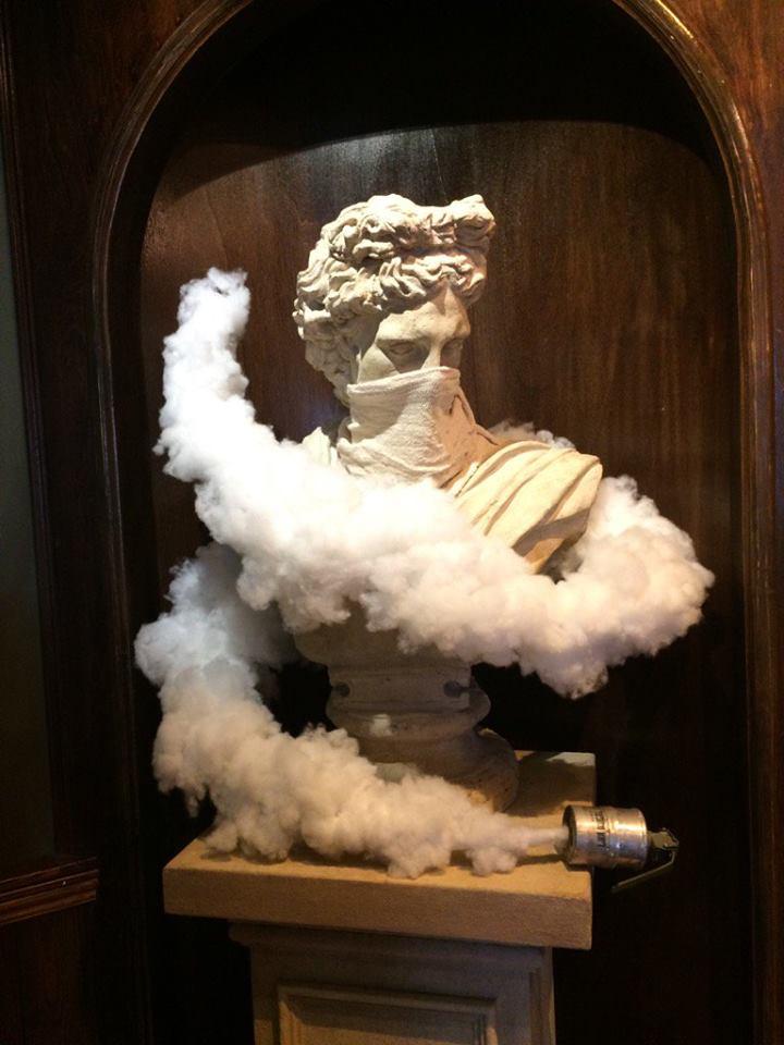 Bătaie cu perne între un soldat israelian şi un militant palestinian. Imagini inedite din hotelul lui Banksy - FOTO 452074