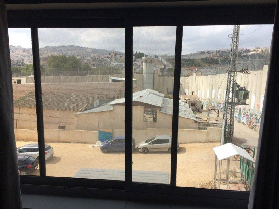 Bătaie cu perne între un soldat israelian şi un militant palestinian. Imagini inedite din hotelul lui Banksy - FOTO 452076