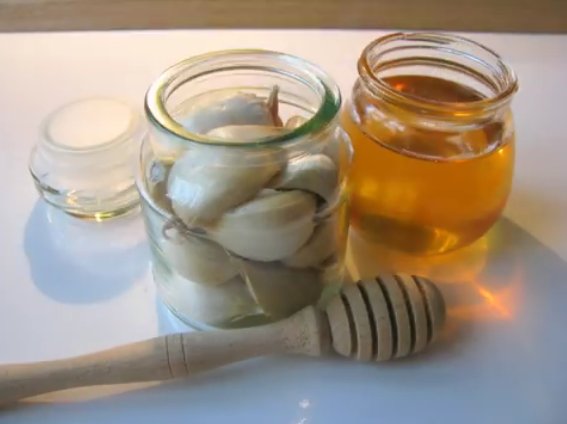 Ce se întâmplă în corpul tău dacă mănânci usturoi cu miere timp de șapte zile