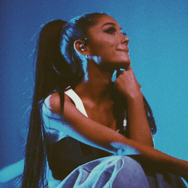 „Este într-o stare de isterie, nu mai poate cânta!” Ariana Grande şi-a suspendat întregul turneu european, după atacul terorist din Manchester