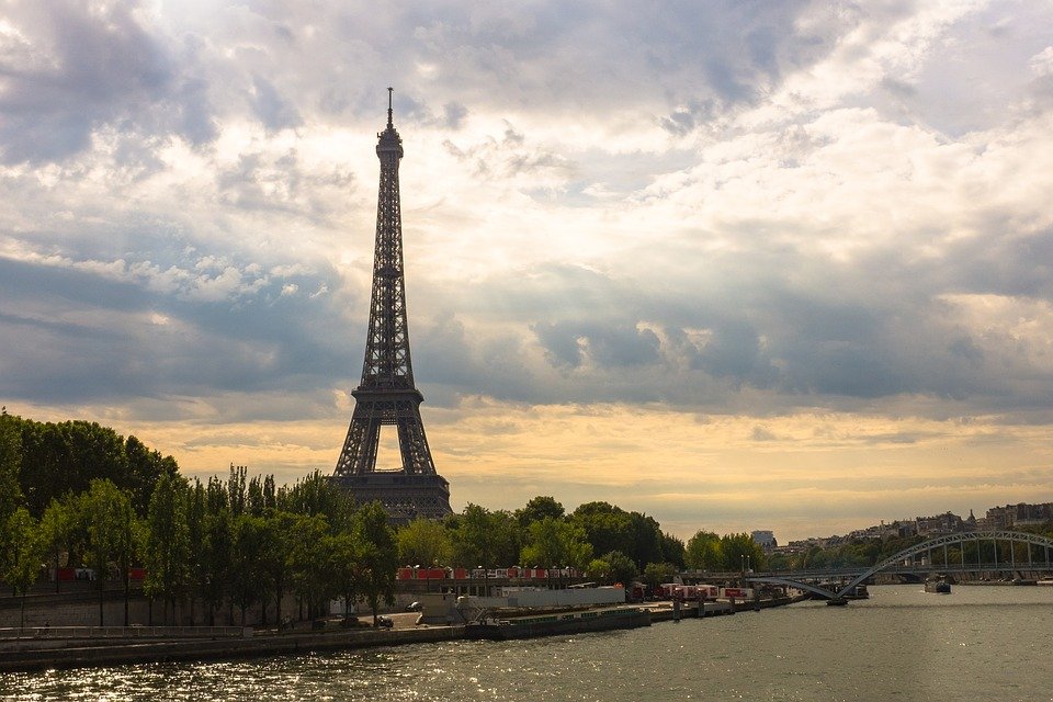 Luminile în Turnul Eiffel vor fi stinse în memoria victimelor atentatului din Manchester