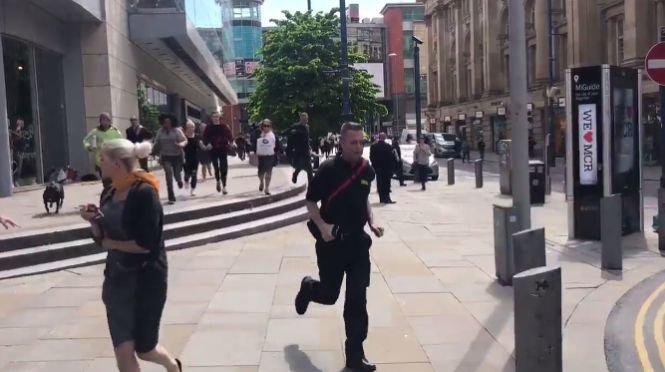 Un mall din Manchester, evacuat de urgență. Polițiștii au arestat un bărbat - VIDEO