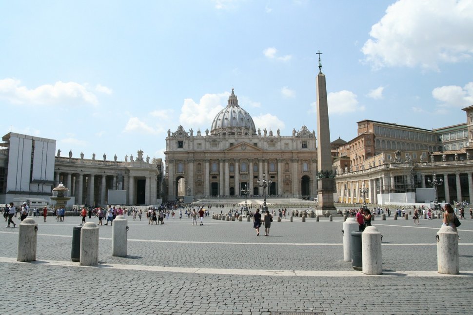 Piața Sfântul Petru din Vatican, evacuată după ce a fost descoperit un pachet suspect