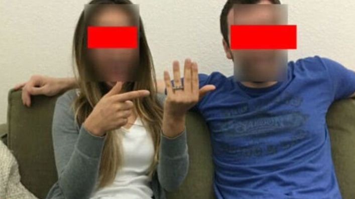 A vrut să se laude prietenilor de pe o rețea de socializare că s-a logodit, dar i-a scăpat un detaliu în fotografie. În cele din urmă a trebuit să recunoască (FOTO) 