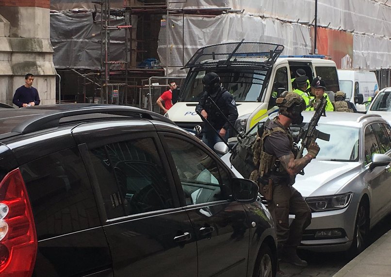 Poliția din Manchester, intervenție în forță la o adresă din centrul orașului, la o zi după atentatul sângeros din sala de concerte 