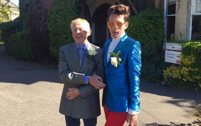 Probleme în paradis pentru cuplul gay format dintr-un român de 24 de ani şi un fost preot britanic de 78 de ani