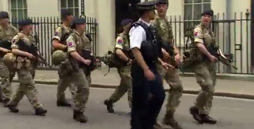 Trupe militare păzesc obiectivele majore din Londra, inclusiv reşedinţa premierului
