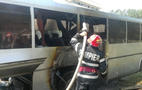 Un autobuz cu pasageri a luat foc în timpul mersului