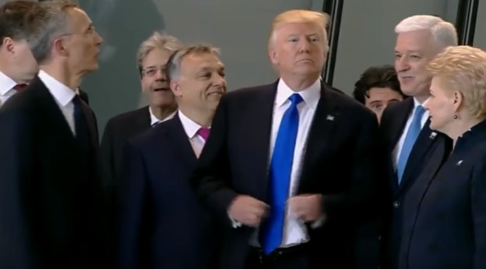 Gest șocant făcut de Donald Trump! L-a împins pe premierul Muntenegrului pentru a ajunge în faţă la summitul NATO - VIDEO