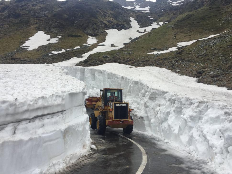 Imagini de acum din România! Zăpadă de 5 metri. Echipajele se luptă cu nămeții chiar acum 452466
