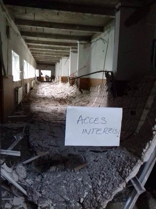 La un pas de tragedie! Tavanul unei școli din București s-a prăbușit