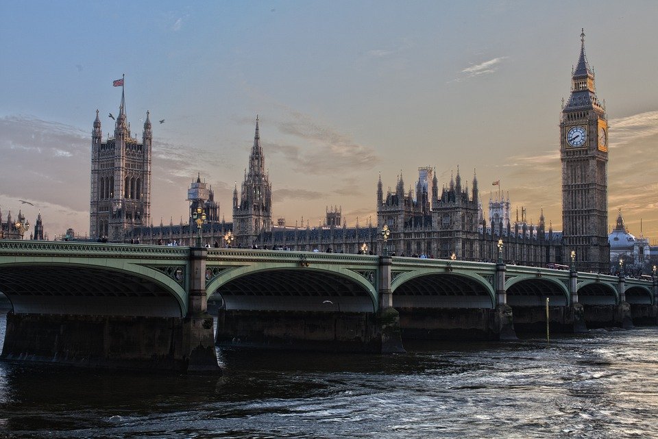 Poliţia britanică a închis Podul Westminster şi Piaţa Parlamentului, din motive de securitate