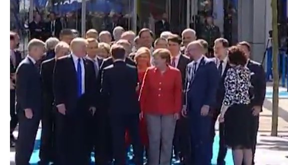 Emmanuel Macron a părut să îl ignore pe Trump la summitul NATO de la Bruxelles - VIDEO