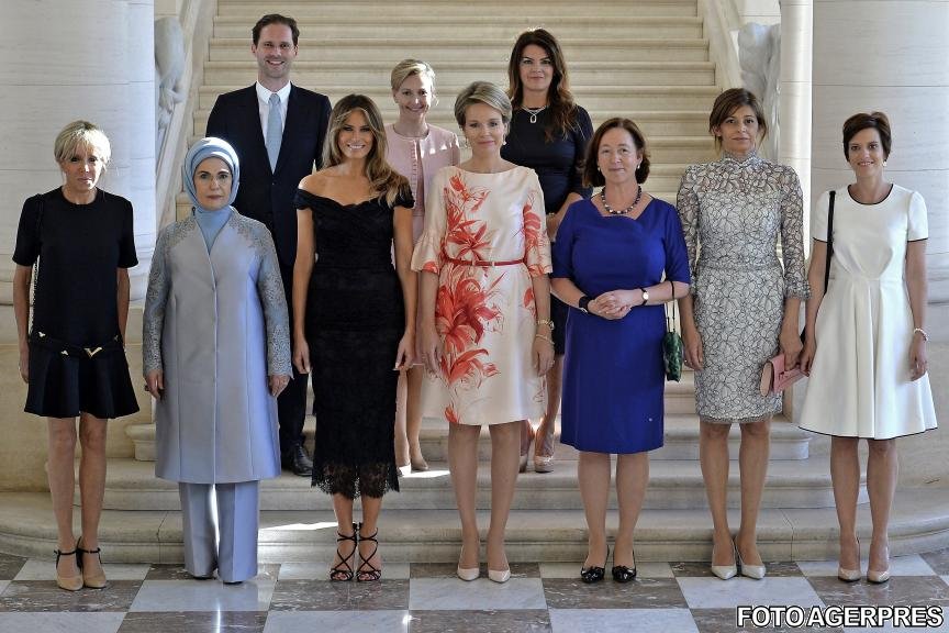 Imagine virală. Soţul premierului gay al Luxemburgului, în fotografia de grup cu primele-doamne ale liderilor NATO 