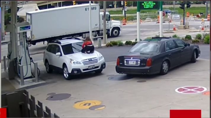 O femeie a reușit să oprească un hoț să îi fure mașina. Gestul pe care l-a făcut aceasta a uimit internetul - VIDEO