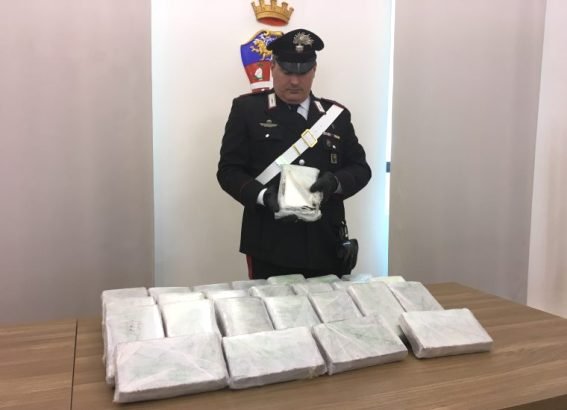 O româncă din Italia a fost prinsă cu 32 de kilograme de cocaină