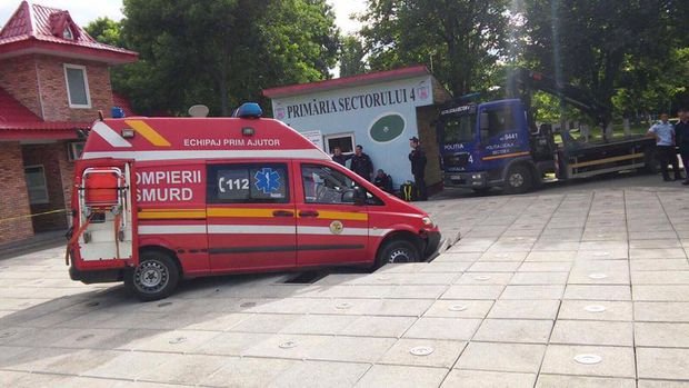 Imagini rare. O ambulanță a rămas blocată în Orășelul Copiilor din sectorul 4