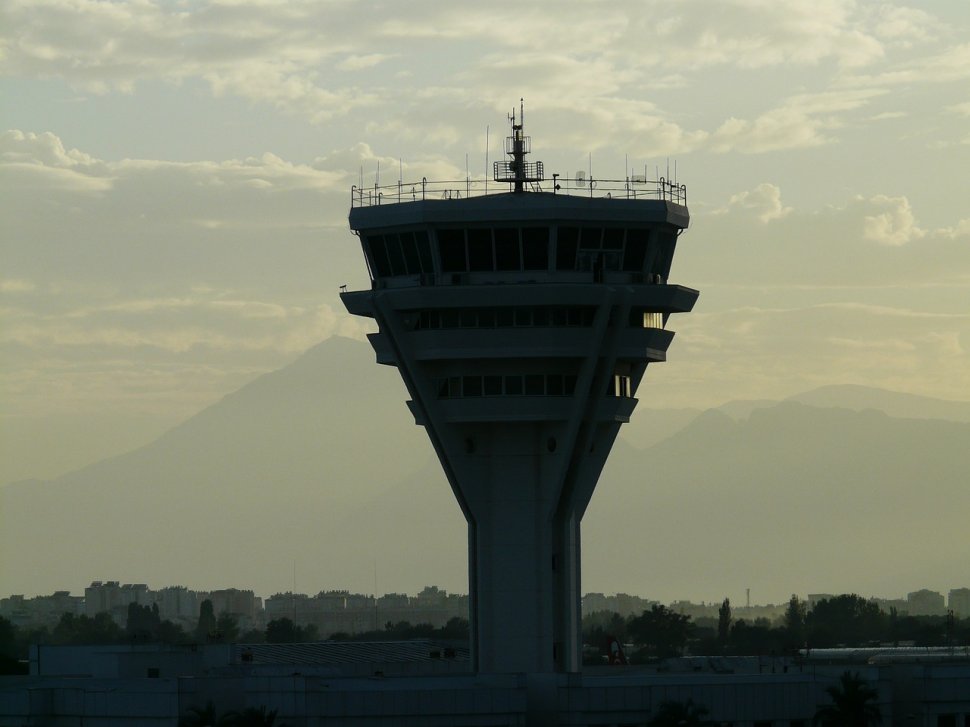 Conducerea ROMATSA a contestat în instanţă legalitatea grevei controlorilor de trafic aerian anunţată pentru data de 30 mai 
