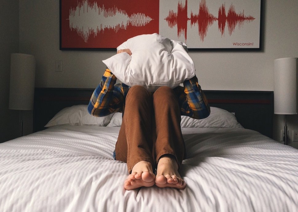 Supărată că iubitul preferă să doarmă în loc să stea cu ea, o femeie s-a răzbunat pe el. „S-a trezit femeie” (VIDEO)