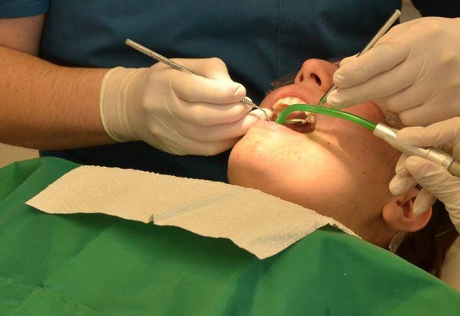 Acuzații grave pentru un dentist din Rusia. O pacientă a rămas fără dinți, deşi nu avea nicio carie. Ce i-a făcut stomatologul e inuman