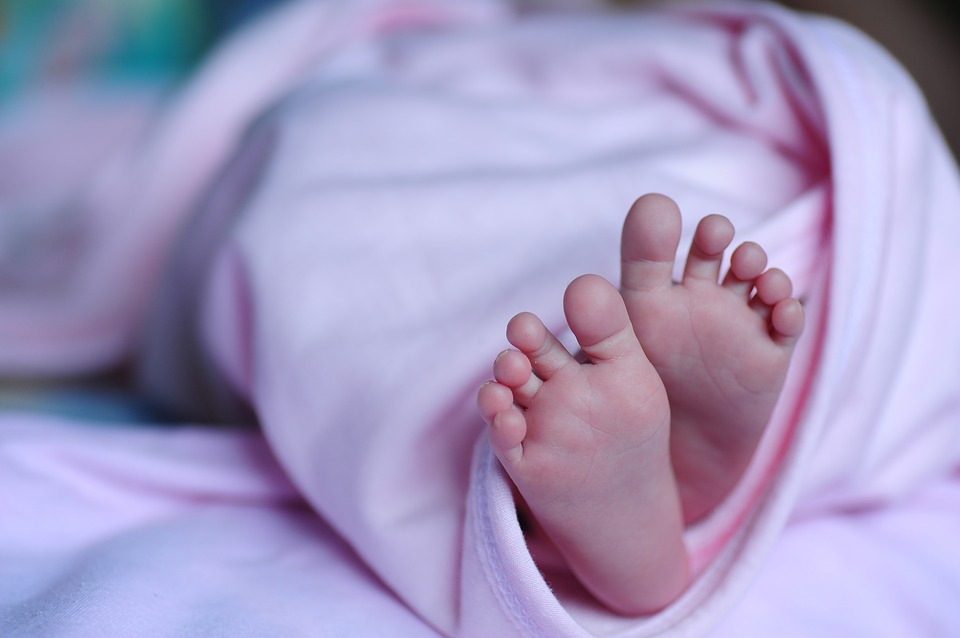 Bebeluș în comă după o injecţie cu antibiotic. De o lună de zile, micuțul nu dă niciun semn de viață