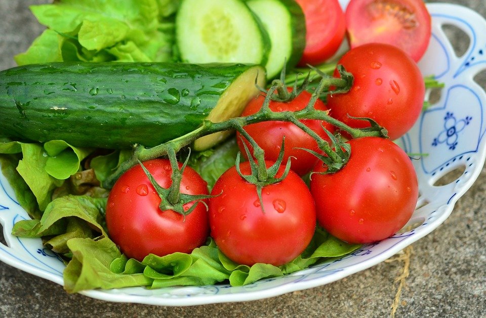 De ce nu este bine să mâncăm salată de roşii cu castraveţi. Până acum nu s-au ştiut motivele