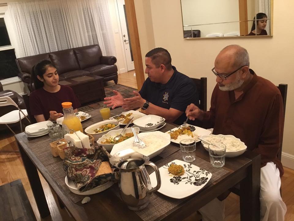 O tânără musulmană a invitat mai mulți creștini la masă, la ea acasă. Incredibil ce s-a întâmplat la scurt timp. Imaginile care au făcut înconjurul lumii - FOTO