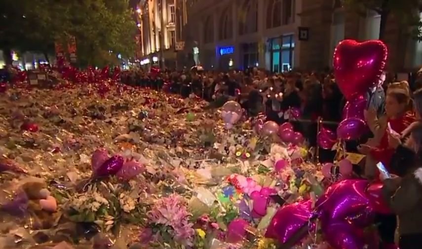 Sute de oameni au adus un omagiu victimelor de la Manchester, la o săptămână după atac  - VIDEO