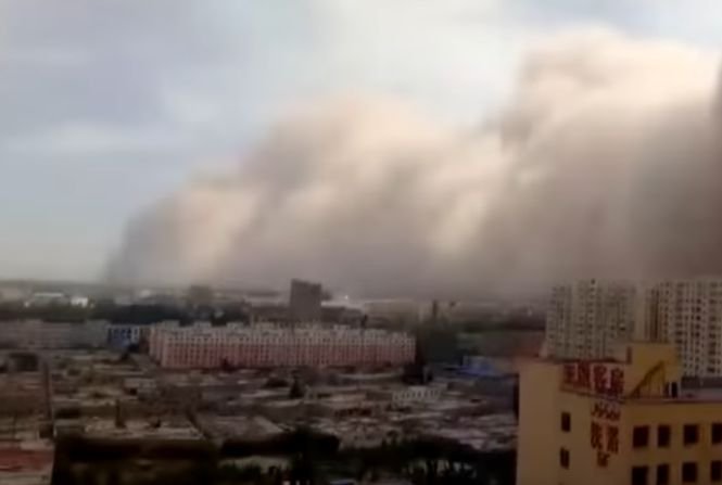 Furtună de nisip în China: Traficul a fost paralizat - VIDEO