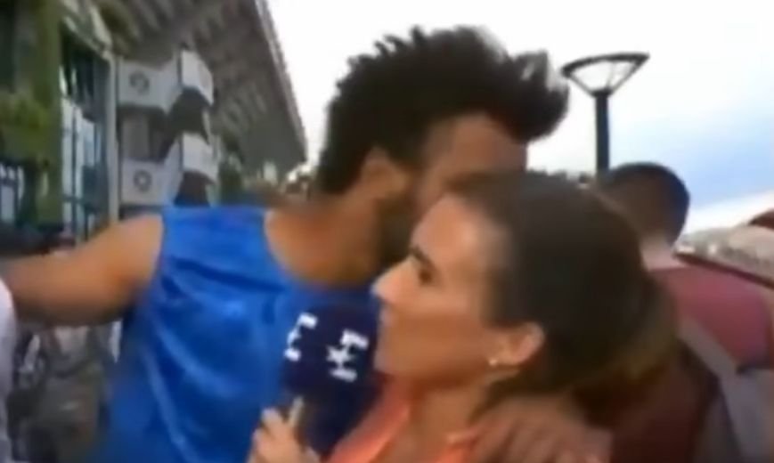 Imagini scandaloase la Roland Garros. Un tenismen francez, dat afară după ce a încercat să sărute cu forța o jurnalistă