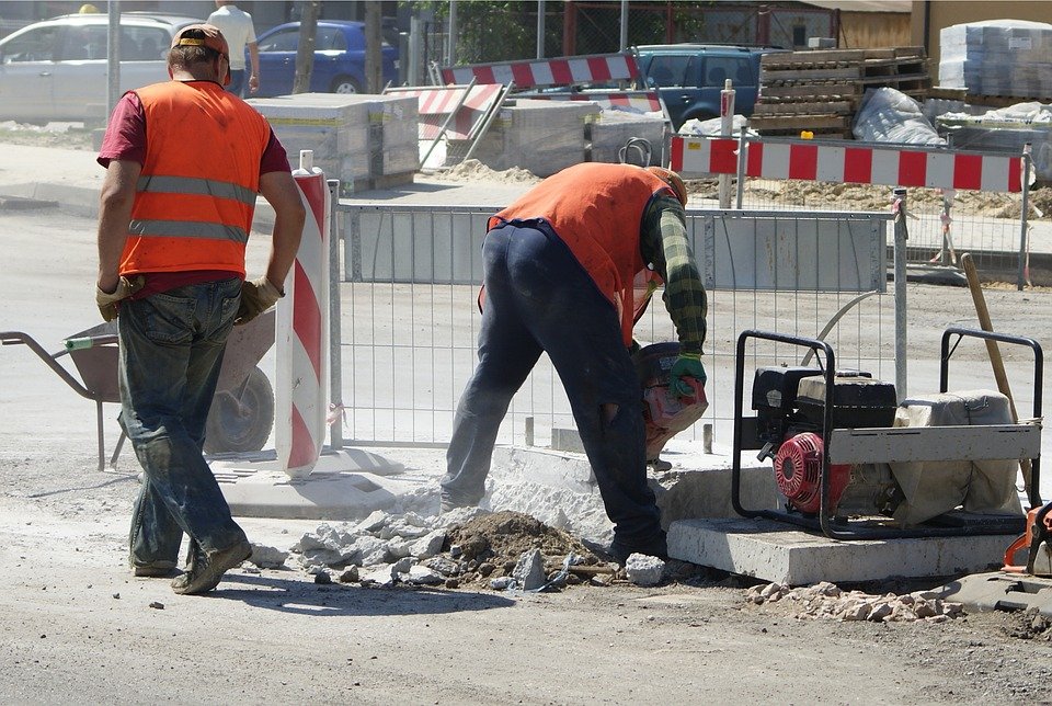 Incident șocant în județul Alba! Angajat al unei firme de construcţii, bătut pentru că nu a reparat strada cum doreau localnicii