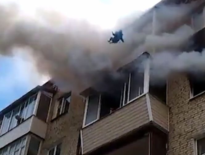 Și-a aruncat copiii de la ultimul etaj în timpul unui incendiu. Este remarcabil ce au făcut oamenii de pe stradă - VIDEO