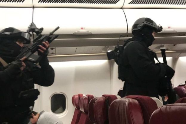 Alertă la bordul unui avion Malaysia Airlines! Un bărbat, care susținea ca are o bombă, a vrut să intre în cabina piloților