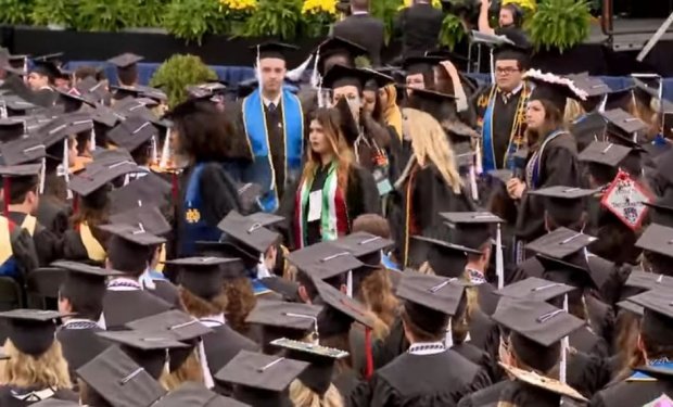 O universitate de prestigiu a cerut studentelor să poarte decolteu la absolvire