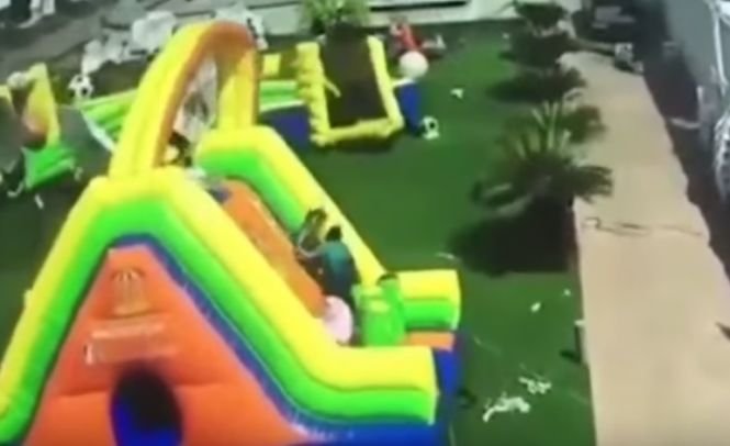 Incident șocant, surprins de camerele video. Un castel gonflabil în care se jucau mai mulți copii a fost luat pe sus de vânt. Ce a urmat - VIDEO