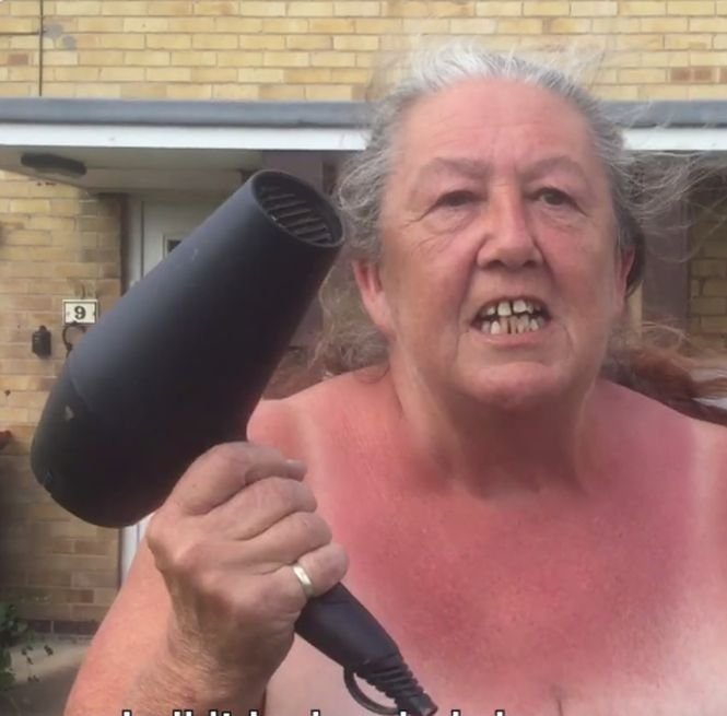  O femeie stă cu uscătorul de păr în mână, zilnic, în fața casei. Veți râde cu lacrimi când veți afla motivul - VIDEO