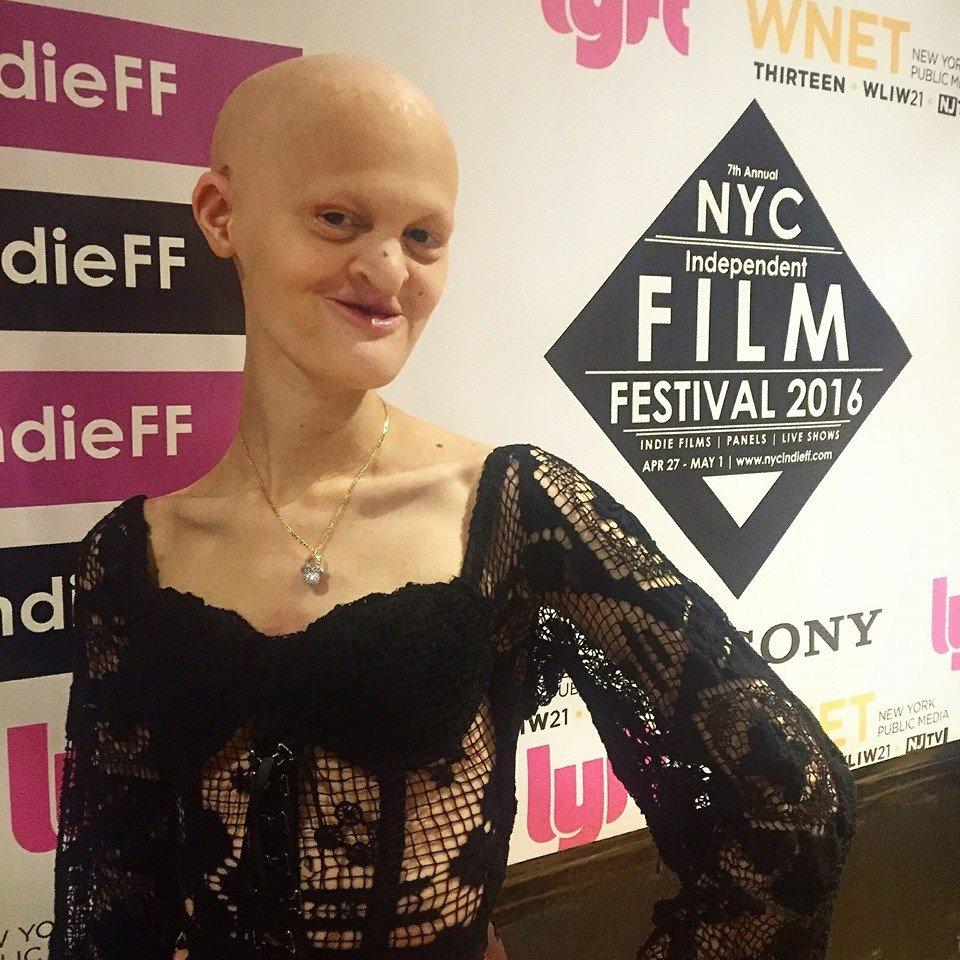 Când o văd pe stradă, oamenii se feresc de ea. Ce a reușit să facă această tânără neobișnuită este incredibil - FOTO 454524