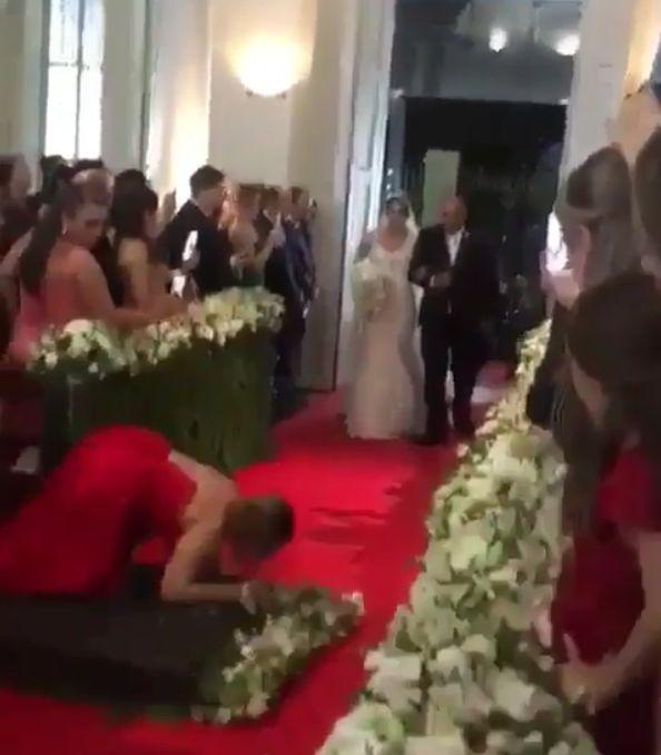 Mireasa era condusă către altar de către tatăl său, când ceva neașteptat s-a întâmplat. Totul a fost surprins de camere (FOTO+VIDEO) 454820