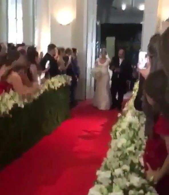 Mireasa era condusă către altar de către tatăl său, când ceva neașteptat s-a întâmplat. Totul a fost surprins de camere (FOTO+VIDEO) 454821