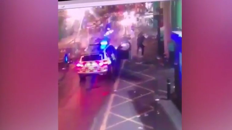 ATAC LONDRA. Imagini de coșmar. Cum au fost lichidați teroriștii de pe London Bridge în timp ce dădeau cu cuțitul în toate părțile - VIDEO