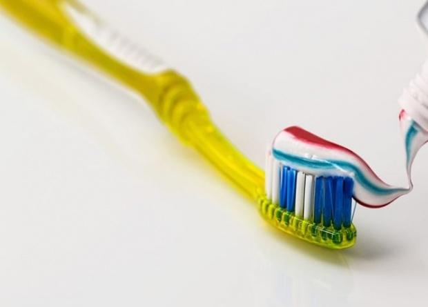 Greşeala pe care o facem atunci când ne spălam pe dinţi. Ne distruge dantura 455271