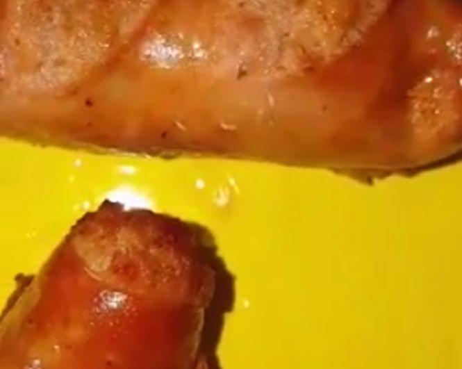 O femeie din Botoșani a cumpărat cârnați dintr-un supermarket, i-a pus în tigaie şi după ce i-a prăjit a avut un șoc. Ce a ieșit din ei e îngrozitor - VIDEO 455212