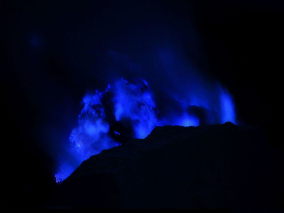 Fenomen uimitor al unui vulcan. De ce luceşte în albastru în timpul nopţii